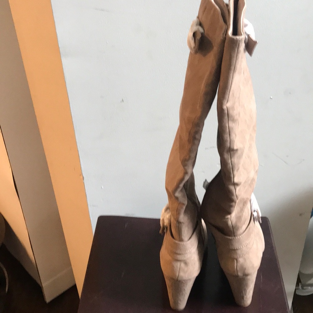 Heeled boots